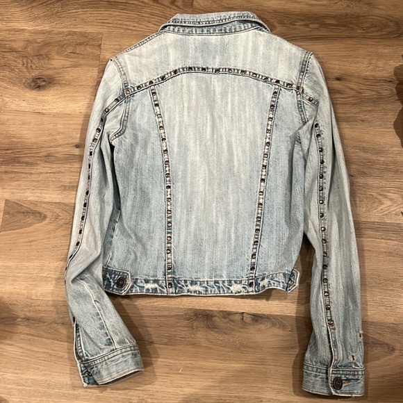 Adorable studded light wash jean jacket - Picture 6 of 6